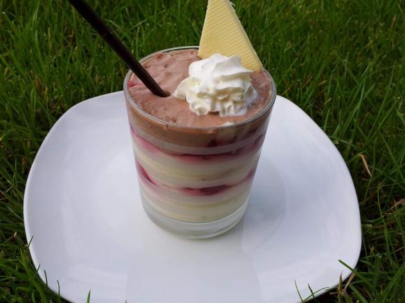 Vanillecreme mit Himbeeren im Glas