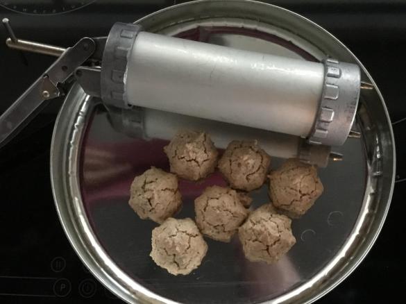 Haselnussmakronen mit Gebäckpresse