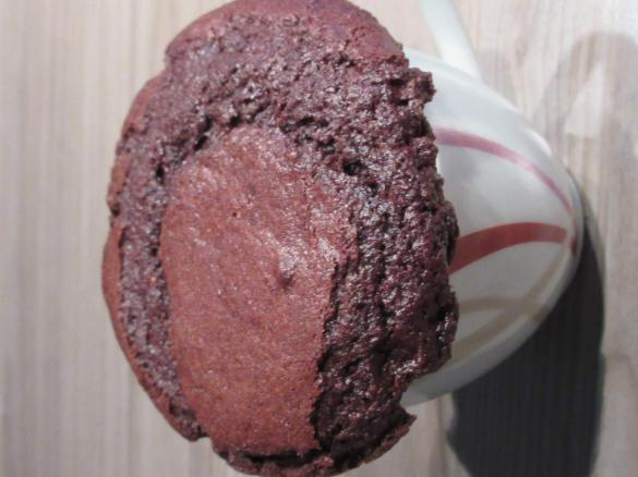 Fluffige Tassen-Schoko-Küchlein mit flüssigem Kern