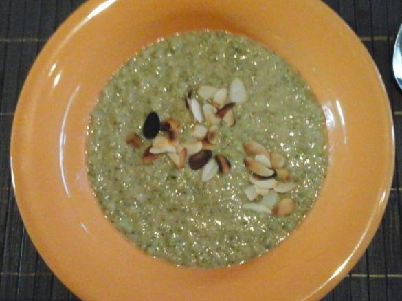 vegane Brokkoli - Mandelcreme - Suppe
