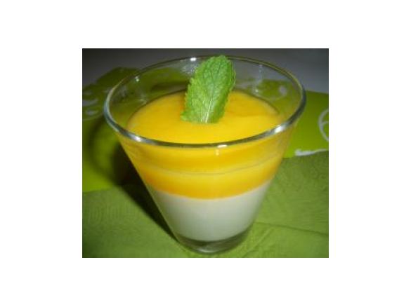„East Meets West“ - Kokos-Panna-Cotta mit Mangosoße