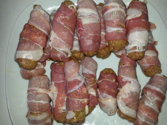 Cevapcici mit Fetakäse im Speckmantel für den Grill