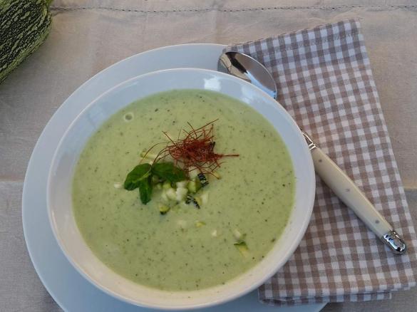 Kalte spanische Zucchinisuppe