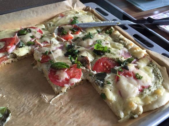 Pizza Bianco mit Pesto und Mozzarella