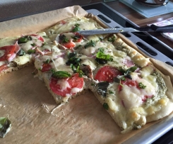 Pizza Bianco mit Pesto und Mozzarella