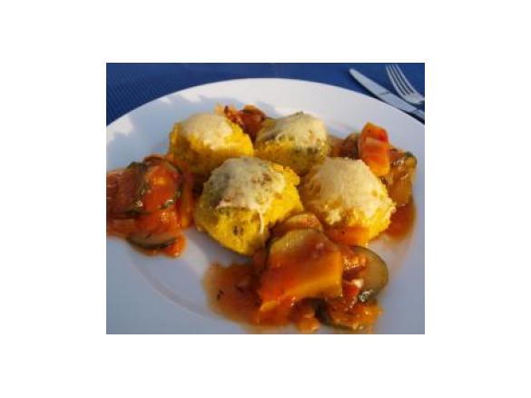 Überbackene Maisbällchen mit Ratatouille (glutenfrei)