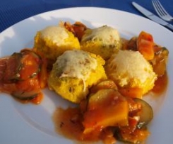 Überbackene Maisbällchen mit Ratatouille (glutenfrei)