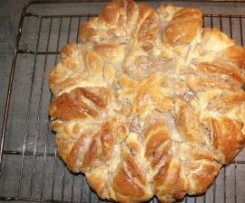 Hefeblume .. gelingsicherer Hefeteig mit Nußfüllung in schöner Form