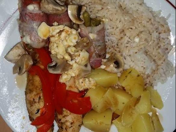 HÄHNCHEN INNENFILET MIT SPECK UMMANTELTE BOHNEN , KARTOFFELN UND GEMÜSE...