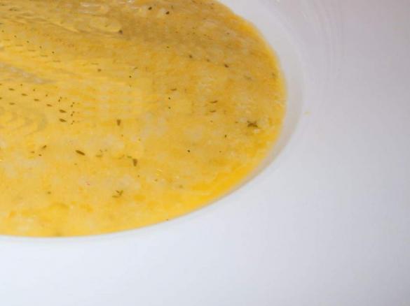 Kürbissuppe mit Oliven, Apfel und Orange