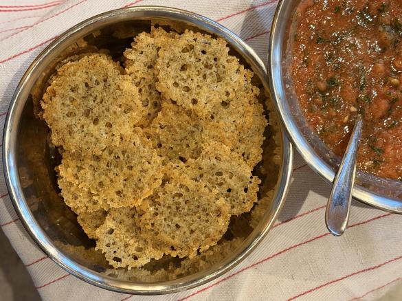 Parmesantaler mit Tomaten-Dip