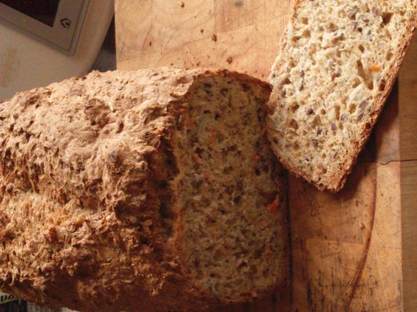 Mehrkornbrot mit Äpfeln und Karotten