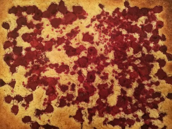 Weiße Schokobrownies mit Himbeeren