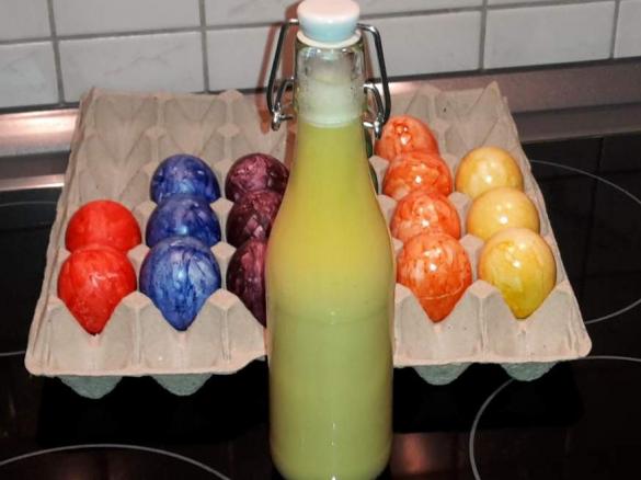  Eierlikör mit Likör 43 und gekochten Eiern