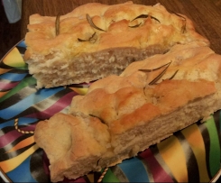 Focaccia mit Olivenöl und Rosmarin