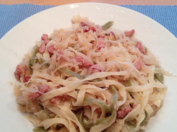 Sauerkraut mit bunten Bandnudeln
