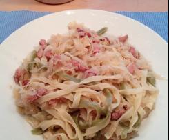 Sauerkraut mit bunten Bandnudeln