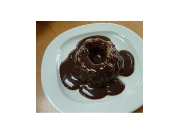 Schoko-Gugelhupf mit Schokosauce
