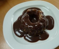 Schoko-Gugelhupf mit Schokosauce