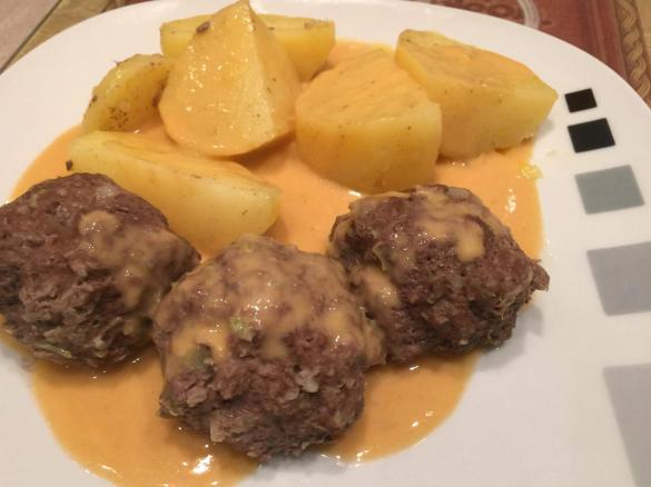 Kohlfrikadellen mit Salzkartoffeln und Zwiebelsoße