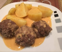 Kohlfrikadellen mit Salzkartoffeln und Zwiebelsoße