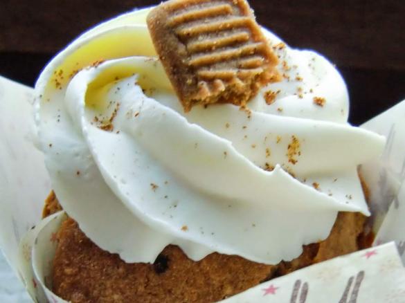 Spekulatius-Cupcakes mit weißem Schokoladentopping