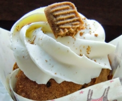 Spekulatius-Cupcakes mit weißem Schokoladentopping