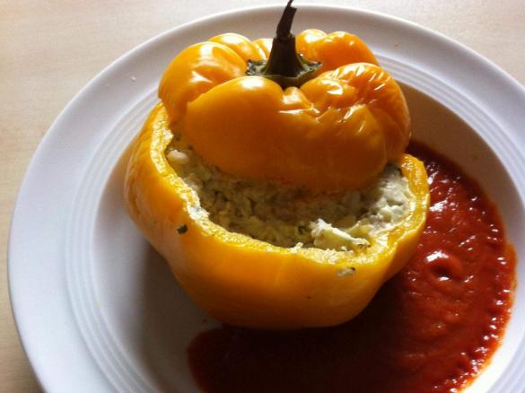 Paprikaschoten mit Schafskäsefüllung