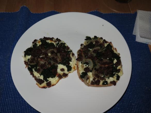 Flammkuchen (Mini) mit Spinat und Hackfleisch