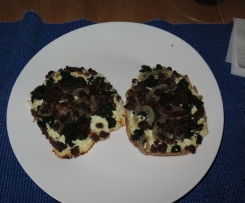 Flammkuchen (Mini) mit Spinat und Hackfleisch