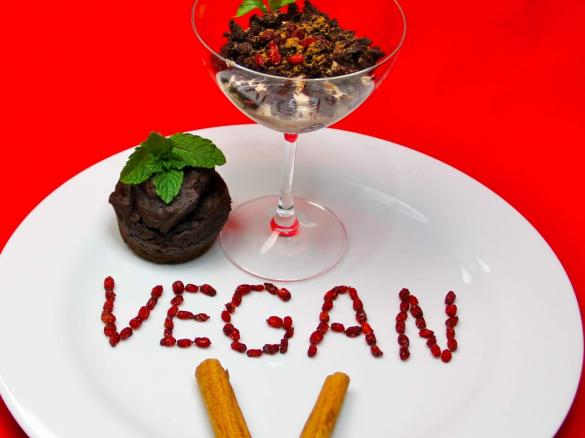 Vegane Vanillepudding mit Schoko-Muffins FETTARM und Goij Beeren 