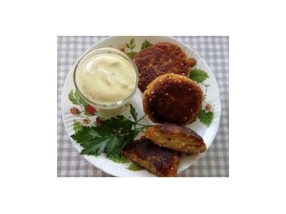 Linsen-Frikadellen mit Curry-Joghurt-Dip