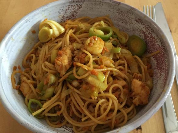 Gebratene Nudeln mit Huhn