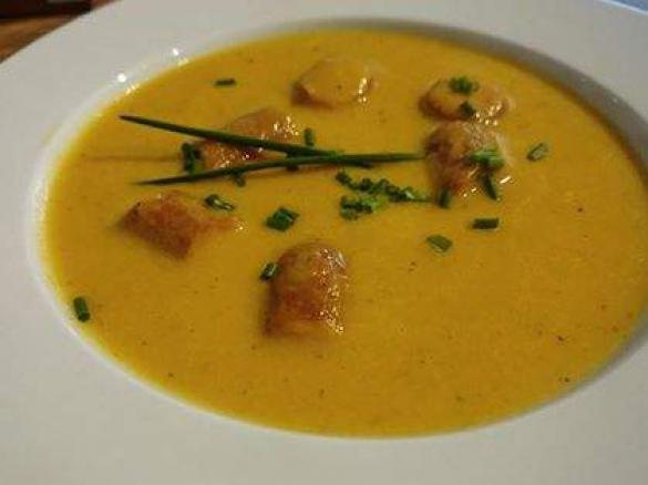 Möhrencremesuppe mit Würstchen 