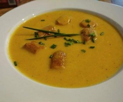 Möhrencremesuppe mit Würstchen 