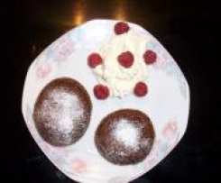  warme Schoko Muffins mit Vanilla Sahne und Himbeeren