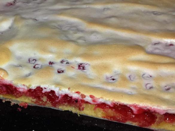Baiser-Blechkuchen mit Johannesbeeren