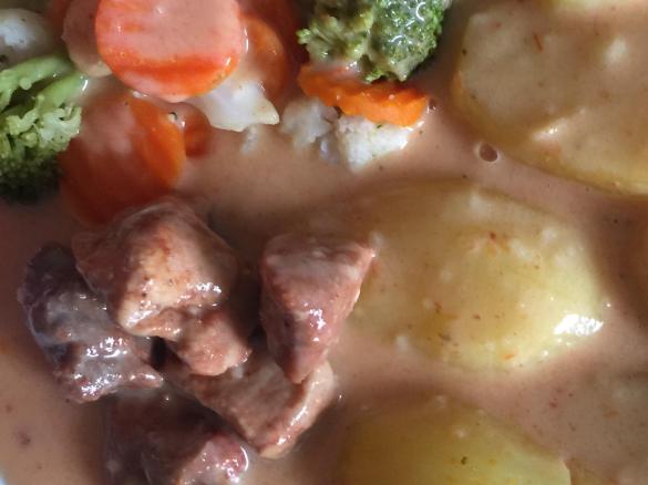 Paprika Gulasch mit Kaisergemüse und Kartoffeln