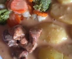 Paprika Gulasch mit Kaisergemüse und Kartoffeln