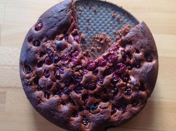 Variation von Saftiger Schokolade-Joghurtkuchen mit Kirschen