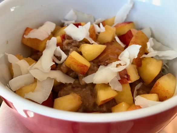 Oatmeal mit Nektarine und Zimt (vegan)