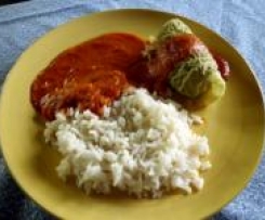 Wirsingrollen mit Hackfleischfüllung, Reis und Tomatensoße