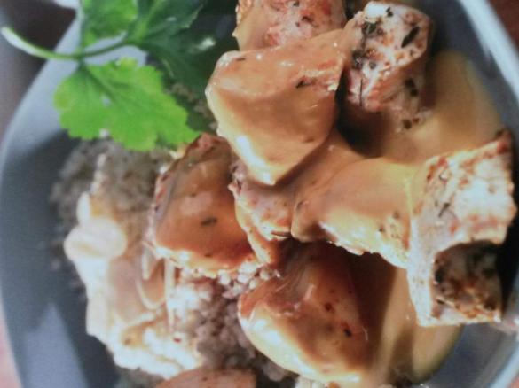 Hähnchen mit Mandel-Couscous in Aprikosensauce