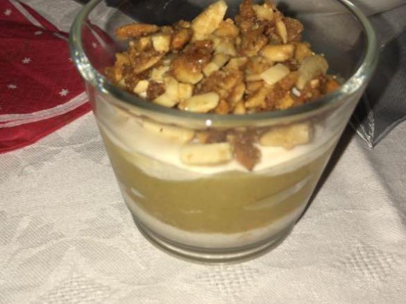 Apfelmus mit Zimt-Creme und Mandeln