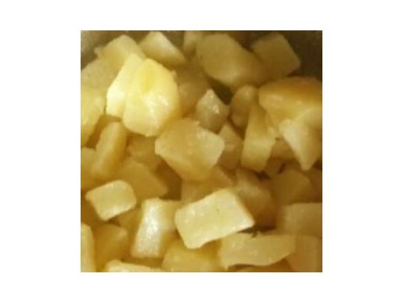 Kartoffelwürfel mit Knoblauchbutter