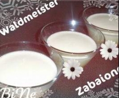 Waldmeister-Zabaglione auf frischen Erdbeeren