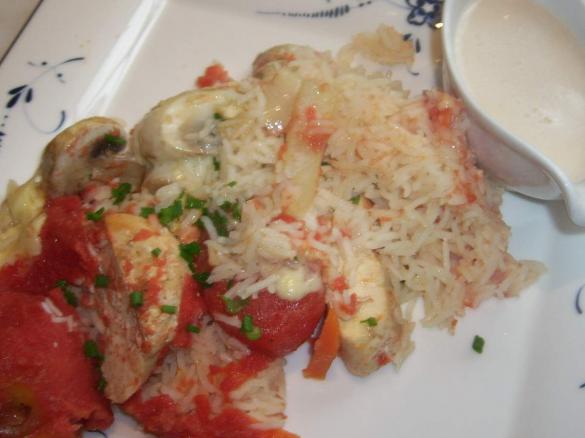 Reistopf mit Tomatensoße.