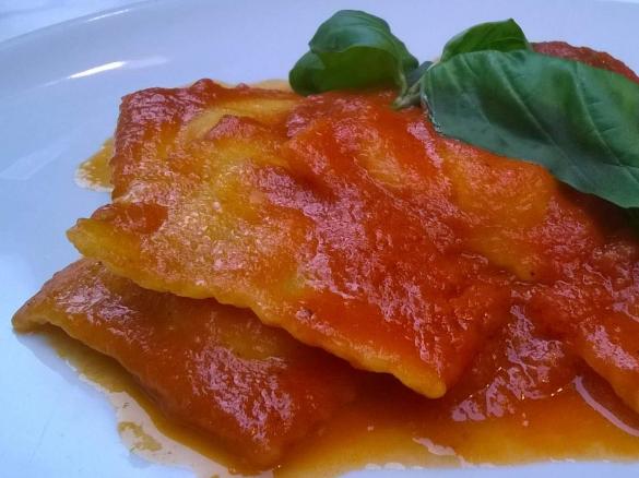 Pasta - Ravioli mit fruchig-frischer Tomaten-Sauce