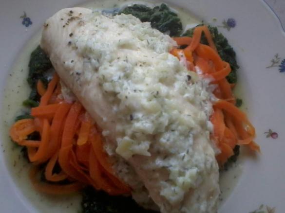 Karottenspaghetti auf Blattspinat mit Fisch und kalorienarmer Dillsoße