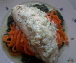 Karottenspaghetti auf Blattspinat mit Fisch und kalorienarmer Dillsoße